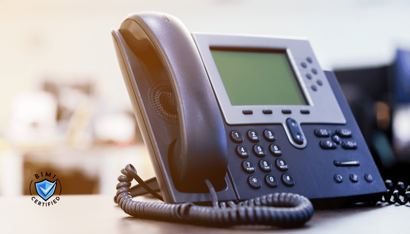 Un téléphone moderne sur le bureau en attente d'un appel de vérification BIMI